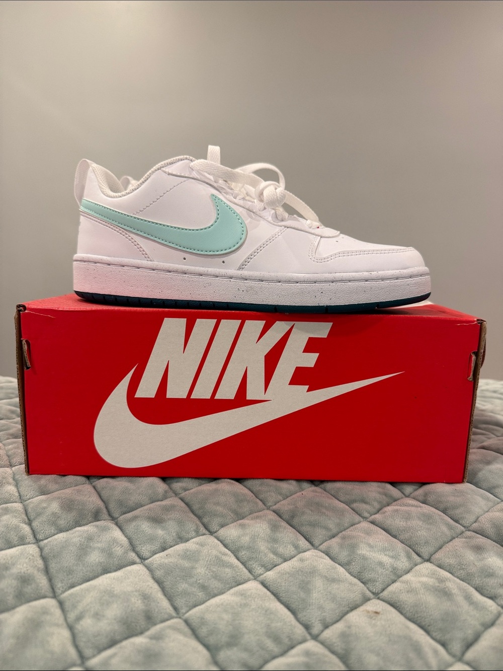 Nike Kids Low-Top Sneakers in White with aqua/mint Swoosh